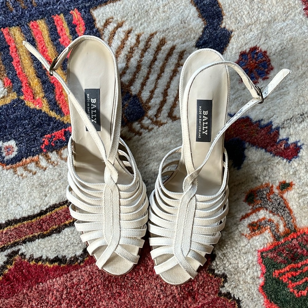 NWOT Vintage BALLY heels with cream canvas upper & leather sole. Size 40 1/2.